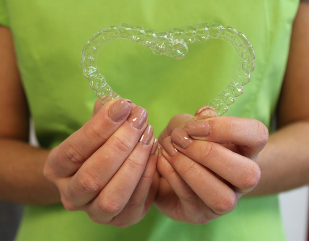 Aligneur transparent tenu en forme de cœur